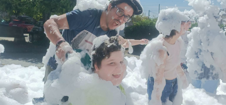 APPACDM realiza festa da espuma