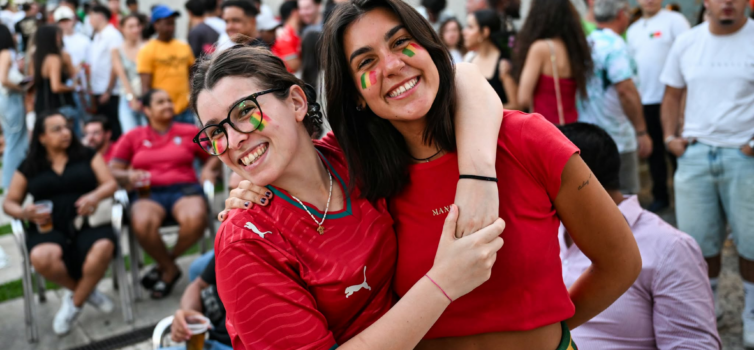 Centenas de pessoas reuniram-se, na noite de segunda-feira