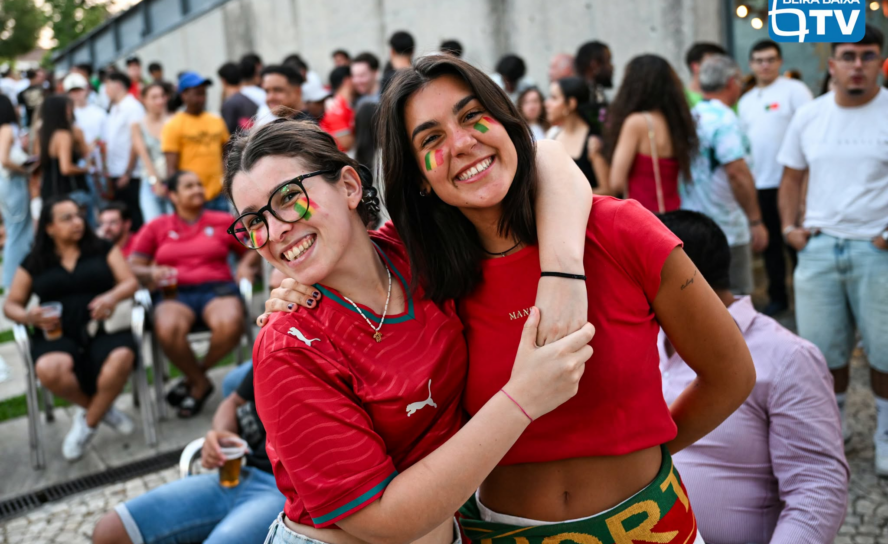 Centenas de pessoas reuniram-se, na noite de segunda-feira