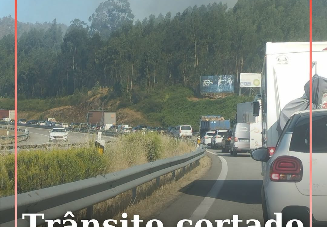 O trânsito encontra-se cortado na A25 devido ao incêndio de Vouzela