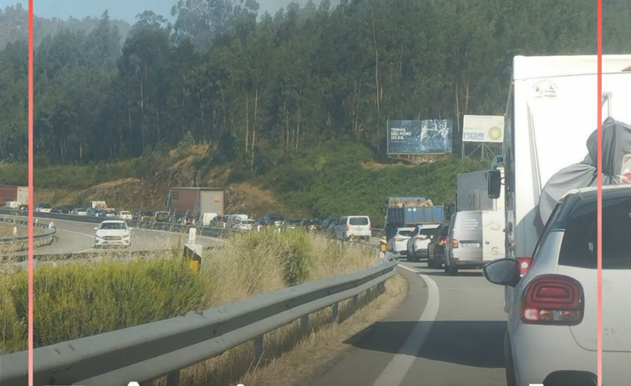 O trânsito encontra-se cortado na A25 devido ao incêndio de Vouzela
