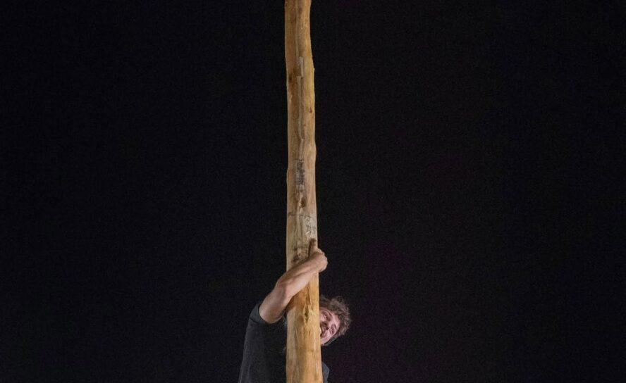 Tradição do "Pau do Sebo" na Festa de São Sebastião