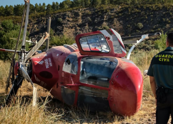 Um helicóptero que participava no combate a um incêndio despenhou-se no sábado,