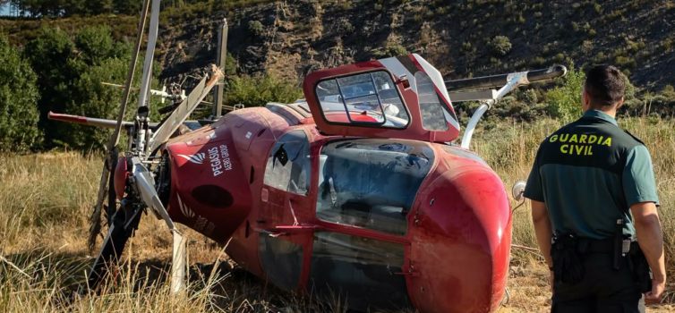 Um helicóptero que participava no combate a um incêndio despenhou-se no sábado,