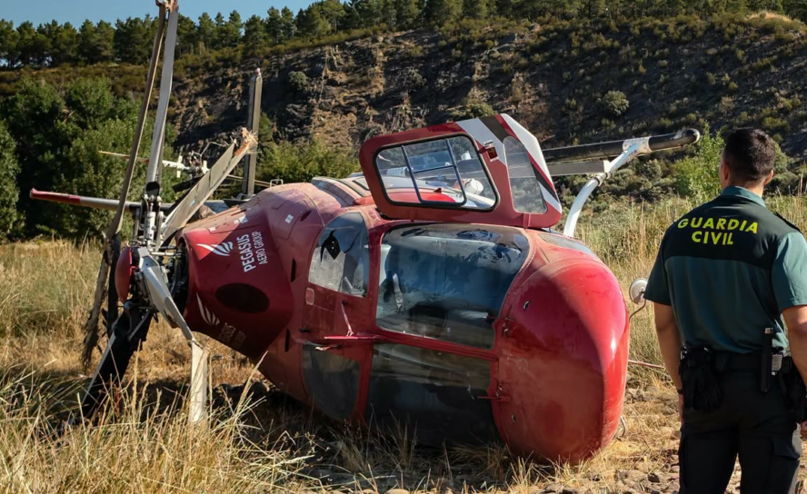 Um helicóptero que participava no combate a um incêndio despenhou-se no sábado,