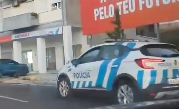 Um veículo despistou-se na madrugada deste sábado, pouco antes das 6h00