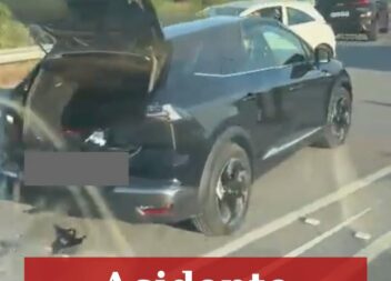 Uma colisão entre dois veículos ligeiros de passageiros