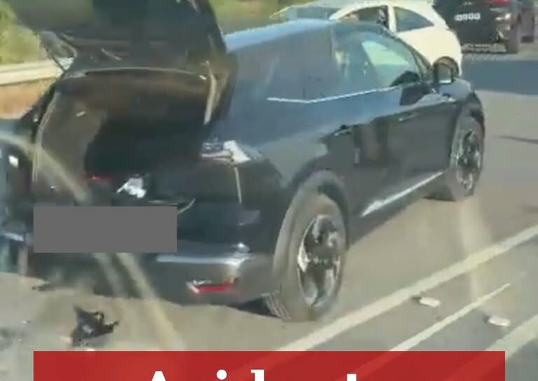 Uma colisão entre dois veículos ligeiros de passageiros