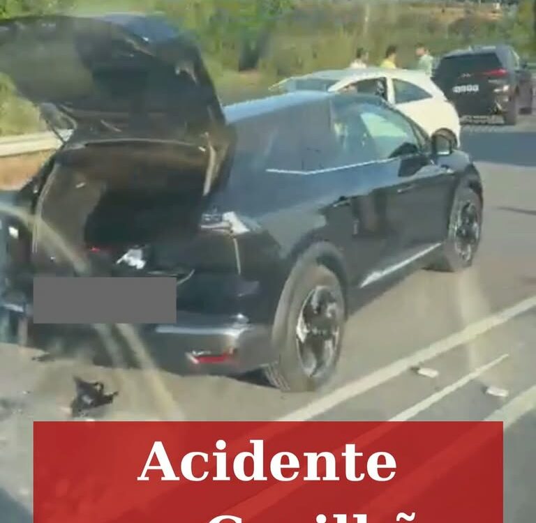 Uma colisão entre dois veículos ligeiros de passageiros
