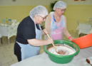 Utentes da Santa Casa de Proença-a-Nova confecionam queques de chocolate