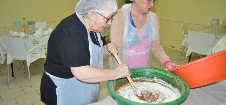 Utentes da Santa Casa de Proença-a-Nova confecionam queques de chocolate
