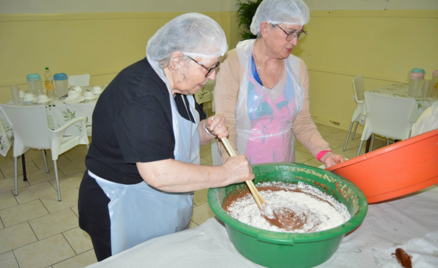 Utentes da Santa Casa de Proença-a-Nova confecionam queques de chocolate
