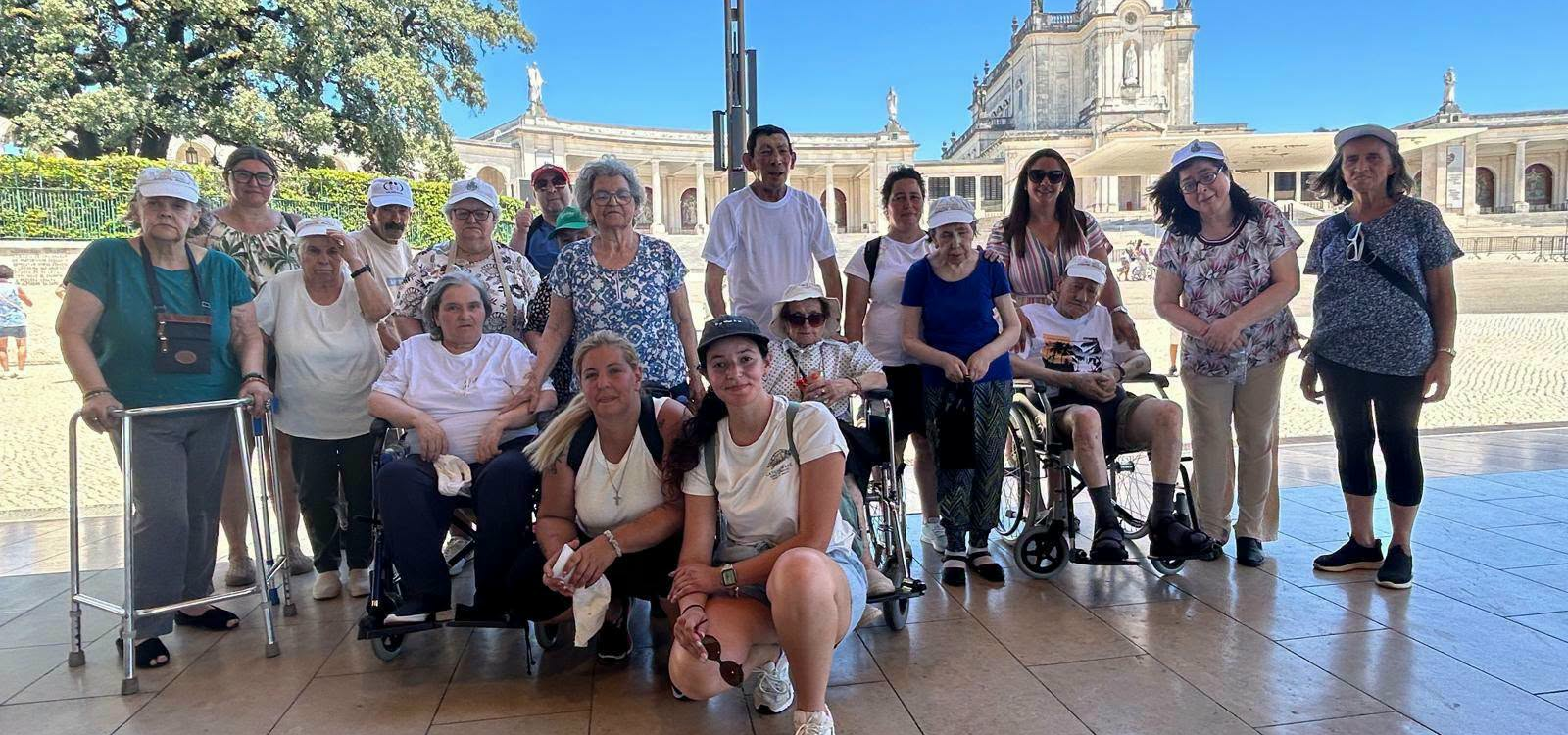 Utentes do Centro Comunitário Minas da Panasqueira visitam Fátima e São Martinho