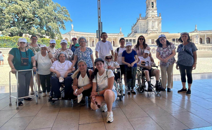 Utentes do Centro Comunitário Minas da Panasqueira visitam Fátima e São Martinho
