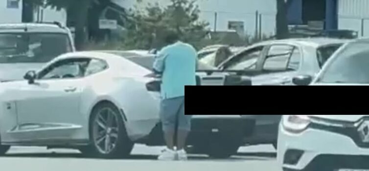 Duas viaturas ligeiras de passageiros colidiram na tarde desta quinta-feira
