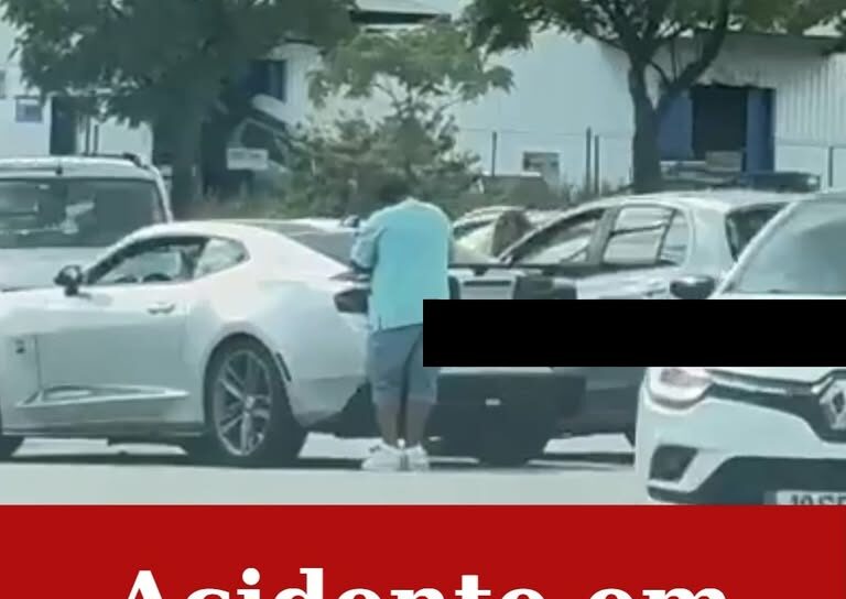 Duas viaturas ligeiras de passageiros colidiram na tarde desta quinta-feira