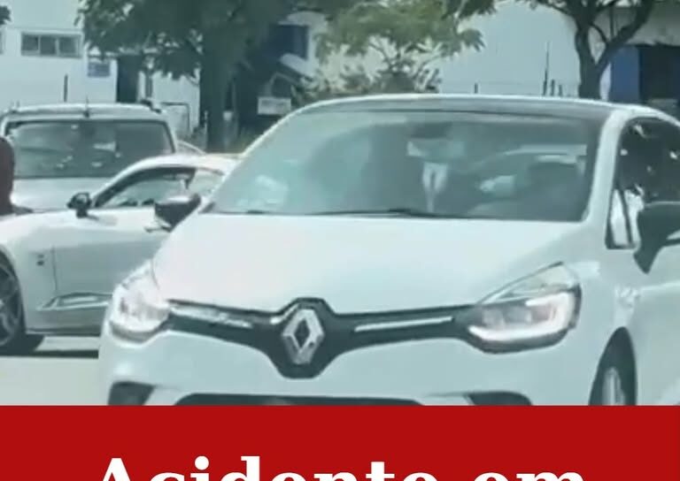 Duas viaturas ligeiras de passageiros colidiram na tarde desta quinta-feira