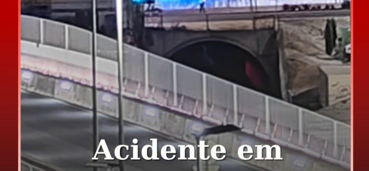O alerta para a colisão de um veículo ligeiro e um motociclo na Rua Adelindo Sem