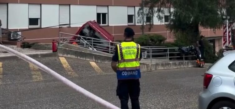 Um autocarro urbano despistou-se e embateu