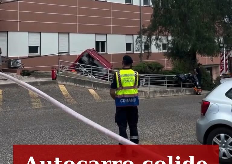 Um autocarro urbano despistou-se e embateu