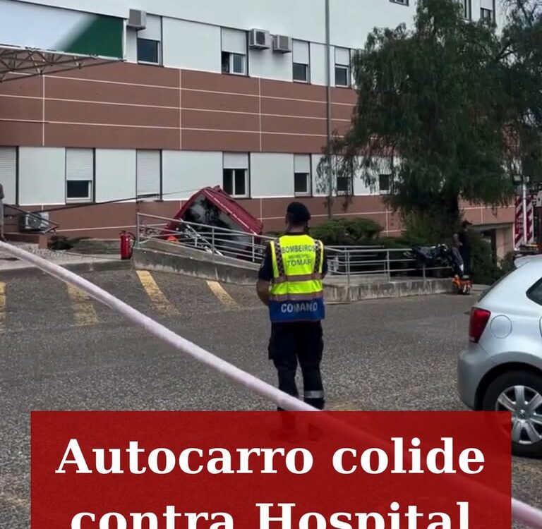 Um autocarro urbano despistou-se e embateu