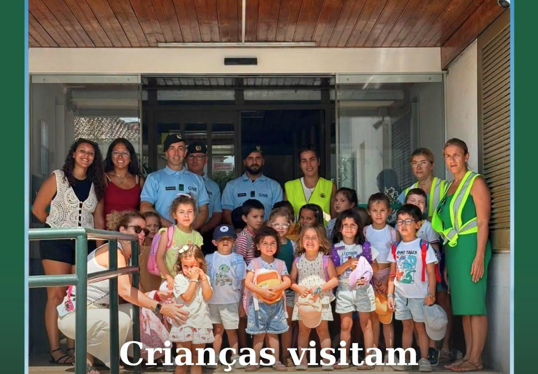 Um grupo de crianças, dos 3 aos 6 anos