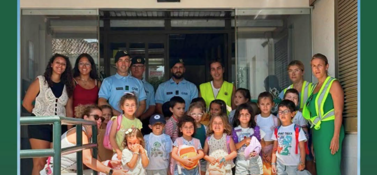 Um grupo de crianças, dos 3 aos 6 anos
