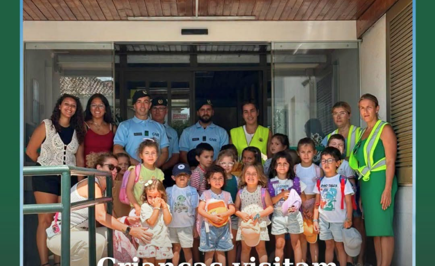 Um grupo de crianças, dos 3 aos 6 anos