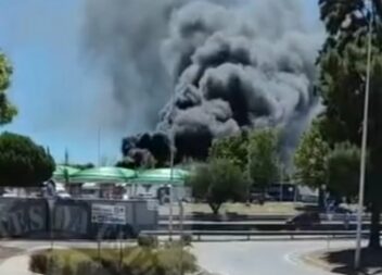 Um veículo pesado de mercadorias sem carga incendiou-se esta quarta-feira na áre