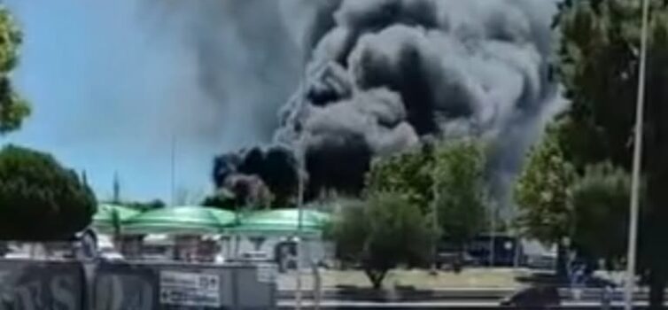 Um veículo pesado de mercadorias sem carga incendiou-se esta quarta-feira na áre