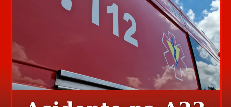 Uma mulher de 27 anos ficou com ferimentos ligeiros na sequência de uma colisão