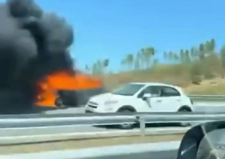 Viatura a arder junto à A23 antes da área de serviço de Vila Velha de Ródão