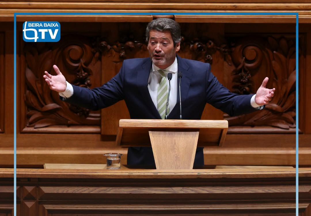 A bancada do Chega levantou-se na Sala do Plenário e gritou repetidas vezes "dem