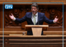 A bancada do Chega levantou-se na Sala do Plenário e gritou repetidas vezes "dem