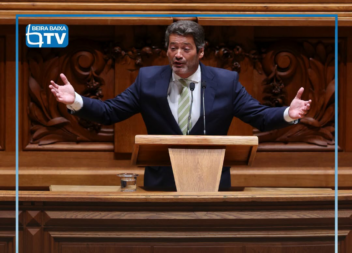 A bancada do Chega levantou-se na Sala do Plenário e gritou repetidas vezes "dem