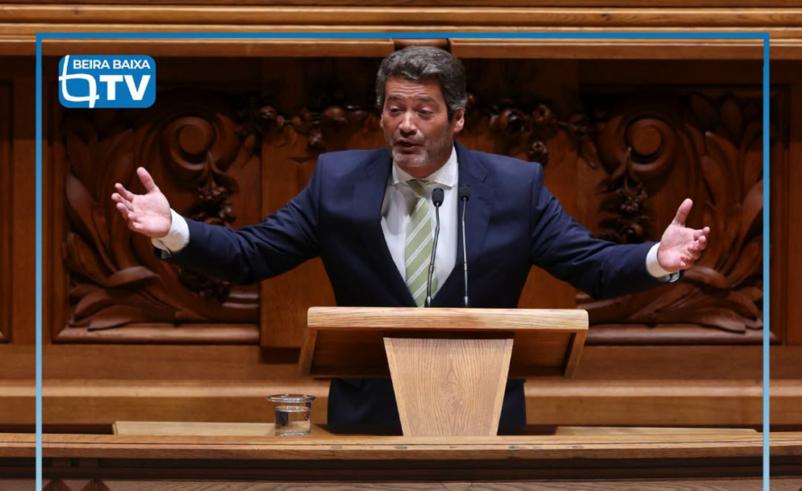 A bancada do Chega levantou-se na Sala do Plenário e gritou repetidas vezes "dem