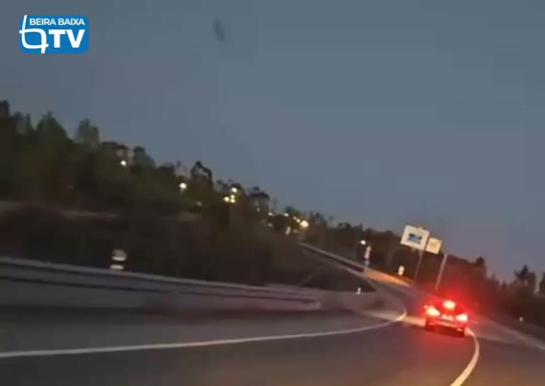 Carro circula em contramão no IC8 na zona de Peral