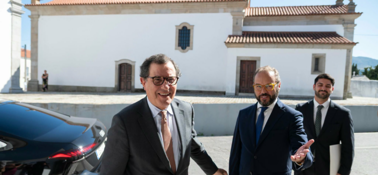 Foram inauguradas esta sexta-feira as obras de ampliação e requalificação das re