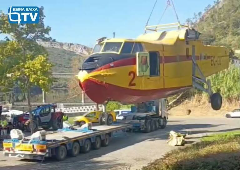 O avião Canadair que permanecia no cais de Vila Velha de Ródão foi removido do l