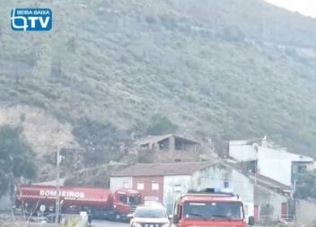 O incêndio que deflagrou em zona de floresta em Alvito da Beira