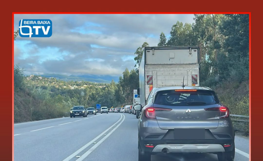 Quatro pessoas ficaram feridas na sequência de uma colisão entre três veículos l