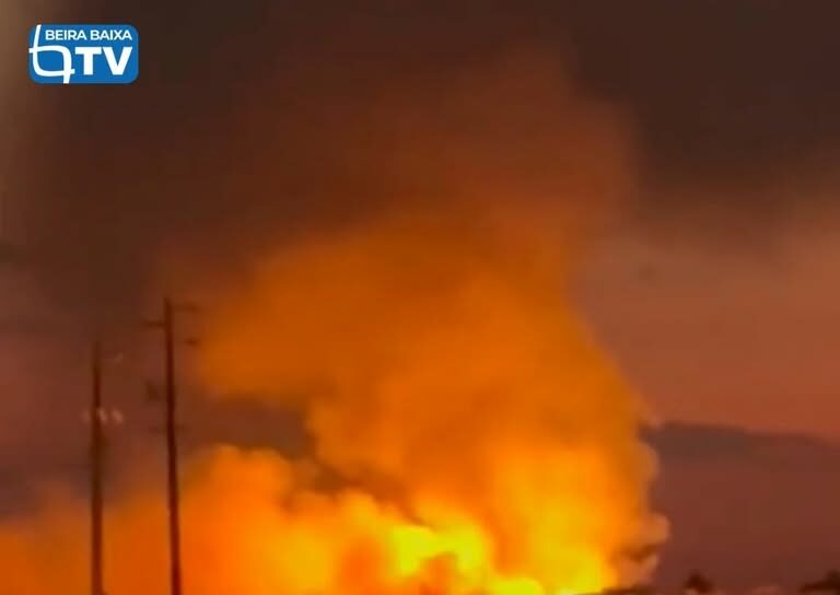 Um incêndio deflagrou ao início da noite de sábado, 19 de setembro