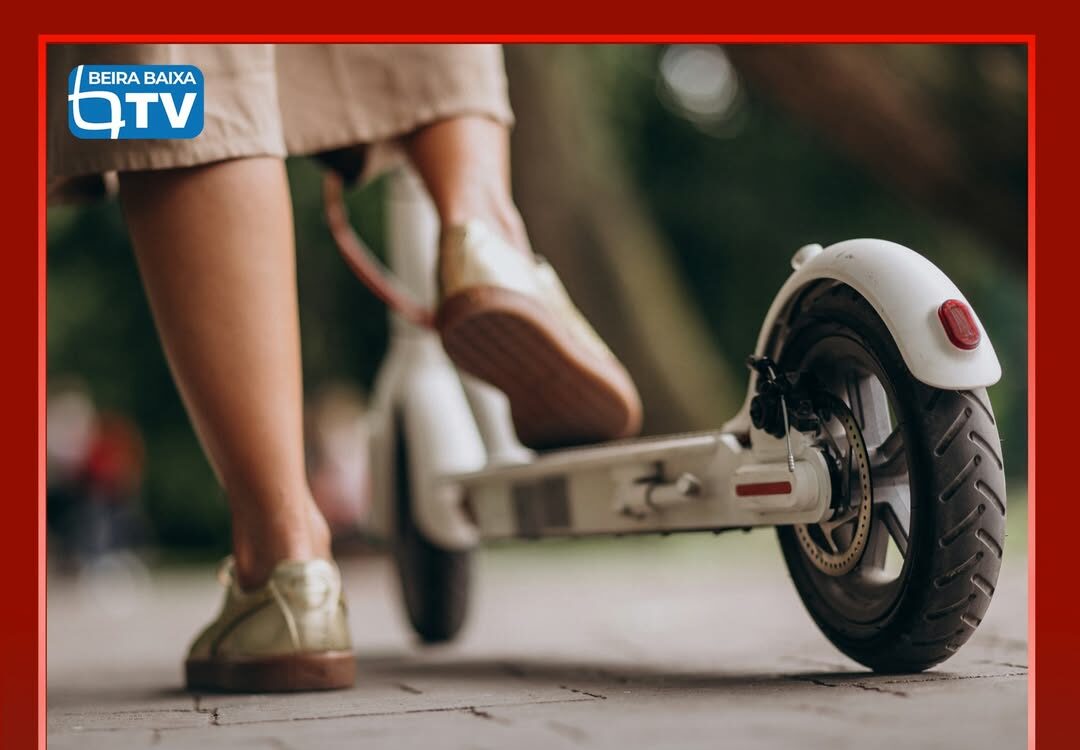 Uma colisão entre um veículo ligeiro de passageiros e uma trotinete