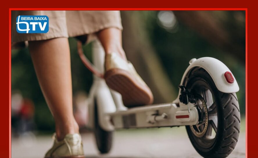 Uma colisão entre um veículo ligeiro de passageiros e uma trotinete