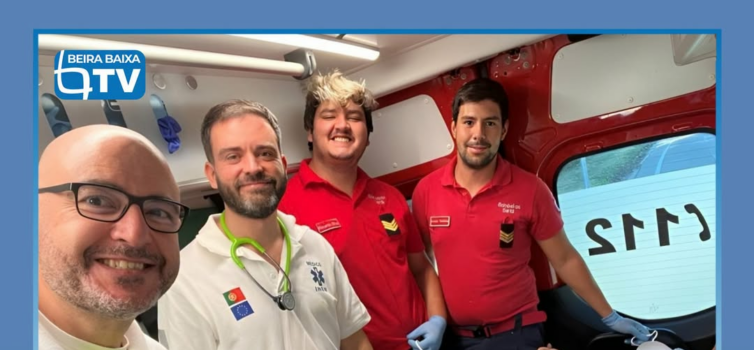 Uma mulher com 39 semanas de gestação deu à luz esta quarta-feira dentro de uma ambulância