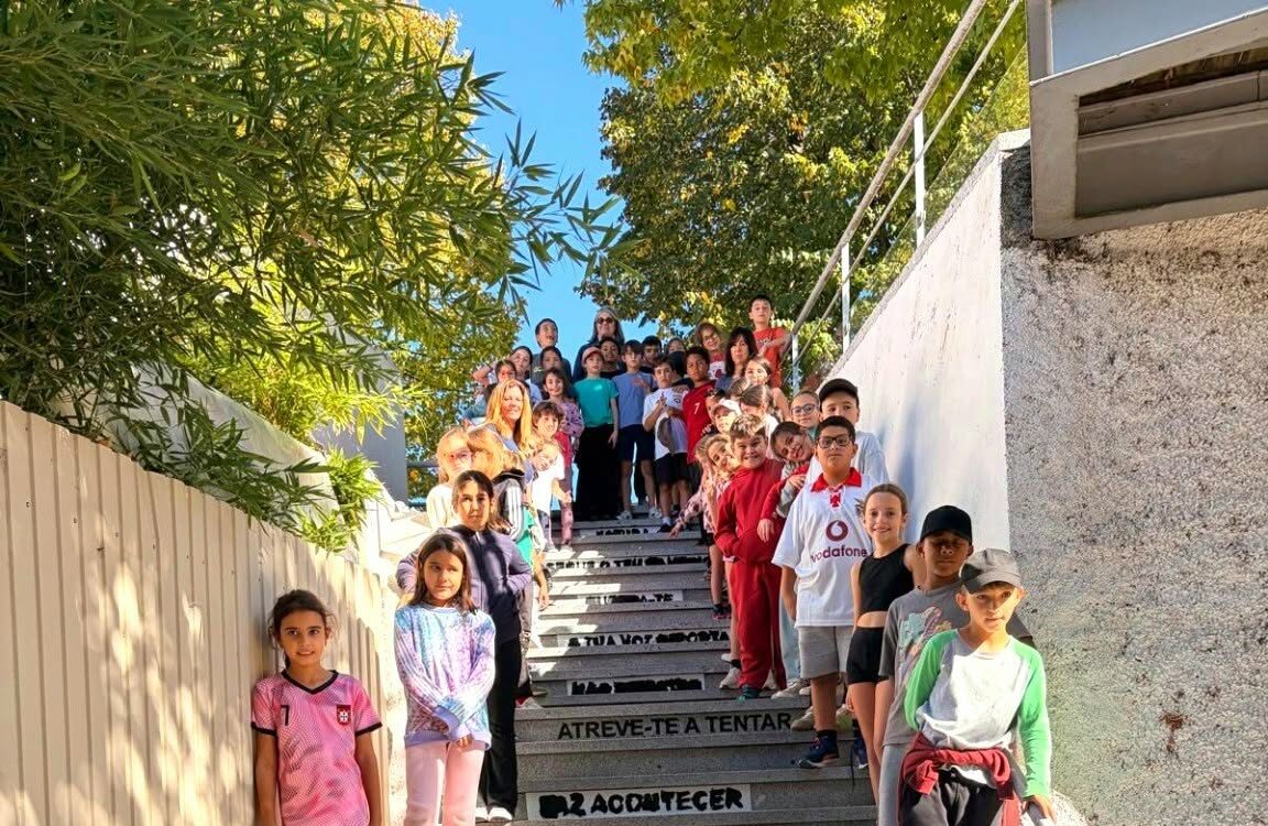 As escadarias de acesso à escola em Proença-a-Nova foram transformadas em espaço