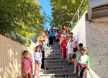As escadarias de acesso à escola em Proença-a-Nova foram transformadas em espaço