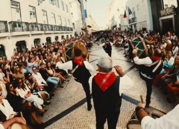 Carlos Gil leva a moda e Bombos de Lavacolhos à rua na ModaLisboa