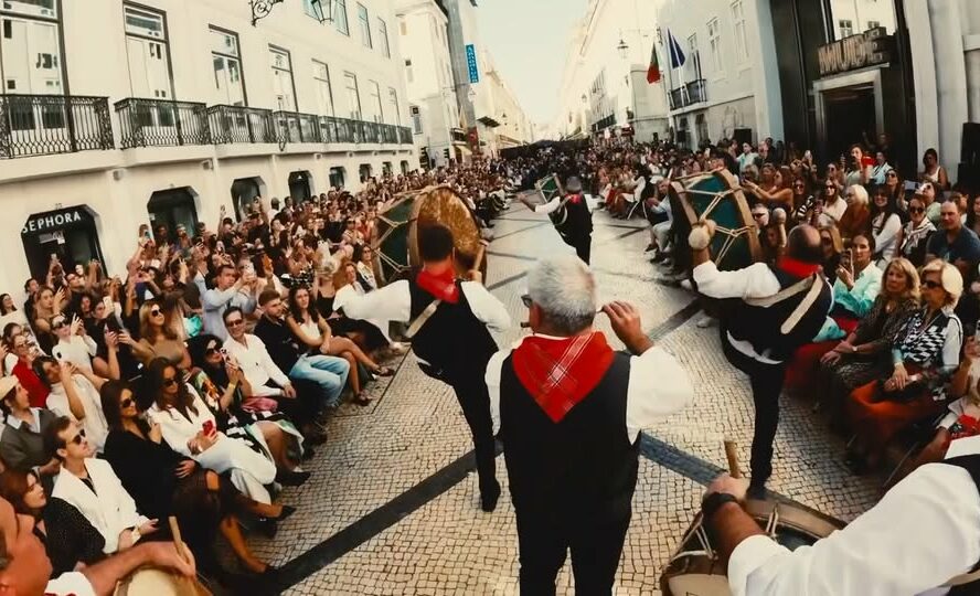 Carlos Gil leva a moda e Bombos de Lavacolhos à rua na ModaLisboa