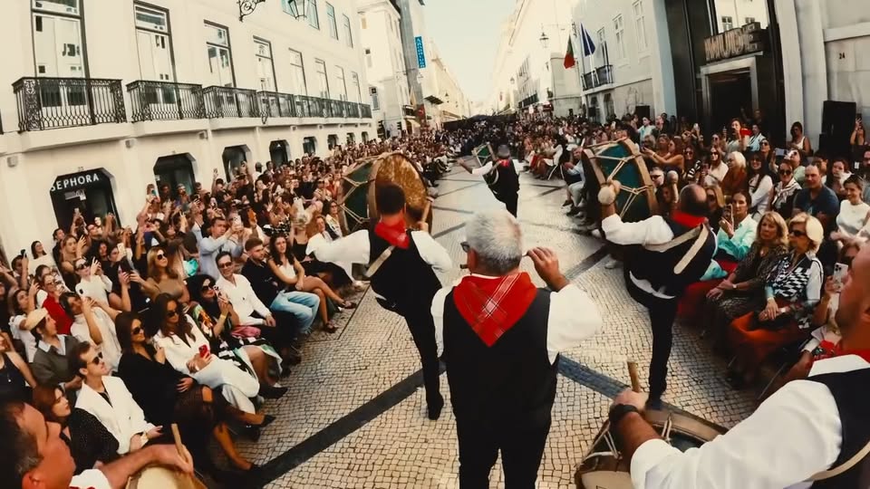 Carlos Gil leva a moda e Bombos de Lavacolhos à rua na ModaLisboa